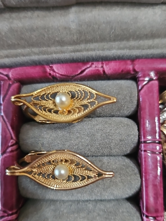 Sarah Coventry Jewelry - Vintage 1960s Sarah Coventry gold leaf Filigree Faux Pearl Clip-on Earrings